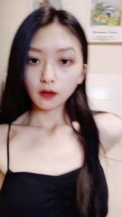 牛仔短裤贫乳新人美女和炮友两场啪啪，特写深喉口交掰穴舔逼，干起来特别爽拨开裤子插入，上位骑乘后入猛操 截图8