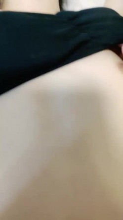 牛仔短裤贫乳新人美女和炮友两场啪啪，特写深喉口交掰穴舔逼，干起来特别爽拨开裤子插入，上位骑乘后入猛操 截图10
