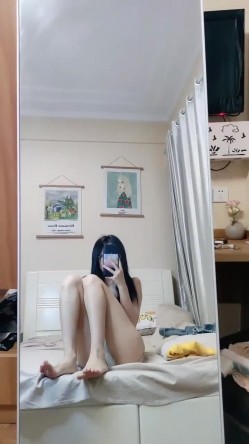 牛仔短裤贫乳新人美女和炮友两场啪啪，特写深喉口交掰穴舔逼，干起来特别爽拨开裤子插入，上位骑乘后入猛操 截图16