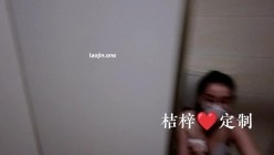 推特【桔梓】露出博主，户内外露出自慰学母狗撒尿，小区公园商场，颜值还不错，身材好胆子大 截图2