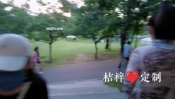 推特【桔梓】露出博主，户内外露出自慰学母狗撒尿，小区公园商场，颜值还不错，身材好胆子大 截图3