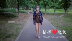 推特【桔梓】露出博主，户内外露出自慰学母狗撒尿，小区公园商场，颜值还不错，身材好胆子大 截图12