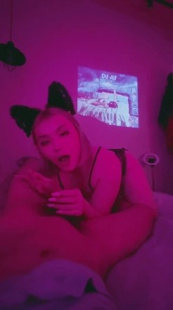 《重磅炸弹 全站无水首发》30万人追踪的极品网美推特尤物kitty顶级露脸反差私拍 身材颜值天花板各种肉战3P有钱人的玩物 截图1