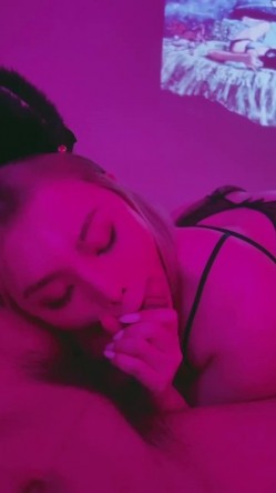 《重磅炸弹 全站无水首发》30万人追踪的极品网美推特尤物kitty顶级露脸反差私拍 身材颜值天花板各种肉战3P有钱人的玩物 截图14
