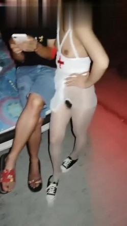 极品高颜值小少妇，超级风骚尤物，苏苏很开心室内3P不过瘾，开车野外4P，护士装车震轮番干，场面宏大震撼 截图6