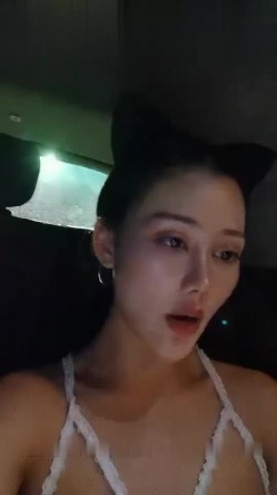 极品高颜值小少妇，超级风骚尤物，苏苏很开心室内3P不过瘾，开车野外4P，护士装车震轮番干，场面宏大震撼 截图16