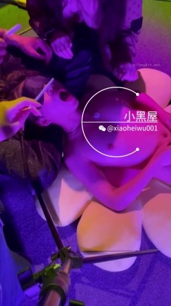 最新流出新时代网黄V信推特人气调教大咖xiaoheiwu私拍，多位极品小姐姐啪啪露出野战调教各种花样完整版 截图3