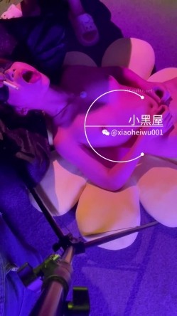 最新流出新时代网黄V信推特人气调教大咖xiaoheiwu私拍，多位极品小姐姐啪啪露出野战调教各种花样完整版 截图4