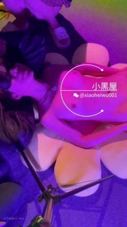 最新流出新时代网黄V信推特人气调教大咖xiaoheiwu私拍，多位极品小姐姐啪啪露出野战调教各种花样完整版 截图13