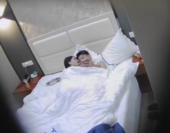 酒店摄像头破解 真实记录富二代酒店各种花式玩极品女友的小黑鲍 截图1