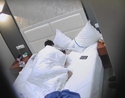酒店摄像头破解 真实记录富二代酒店各种花式玩极品女友的小黑鲍 截图2