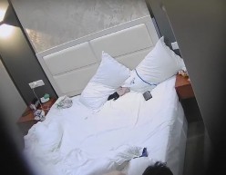 酒店摄像头破解 真实记录富二代酒店各种花式玩极品女友的小黑鲍 截图7