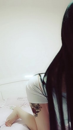 推特女神福利姬【00后大队长】未流出土豪私拍视图合集，情趣制服紫薇销魂可撸精尽人亡的节奏 截图1