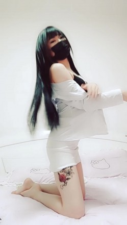 推特女神福利姬【00后大队长】未流出土豪私拍视图合集，情趣制服紫薇销魂可撸精尽人亡的节奏 截图2