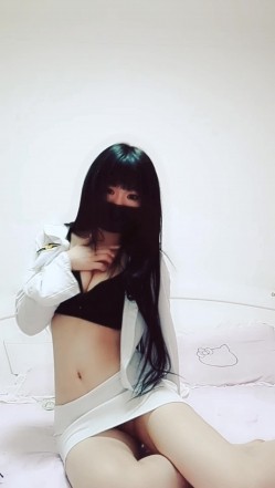 推特女神福利姬【00后大队长】未流出土豪私拍视图合集，情趣制服紫薇销魂可撸精尽人亡的节奏 截图8