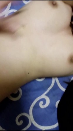 【百度云泄密】小情侣在家自拍爱爱视频 大奶女友吃完肉棒操逼时死活不让拍脸 用手捂着拉多拉不开 截图11