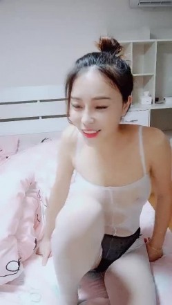 长相不错皮肤白皙的美少妇，剧情演绎给老公的鸡巴做SPA撸的梆硬再啪啪做爱操逼 截图3