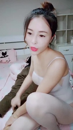 长相不错皮肤白皙的美少妇，剧情演绎给老公的鸡巴做SPA撸的梆硬再啪啪做爱操逼 截图6
