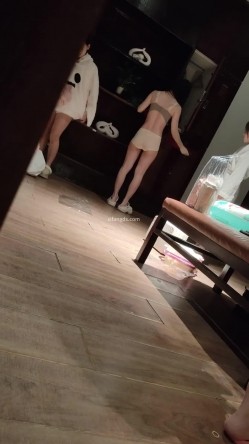 坑爹女主播【少女时代】潜入温泉洗浴会所更衣室偷拍浴客更衣超好身材少妇不遮掩袒露在外 截图3
