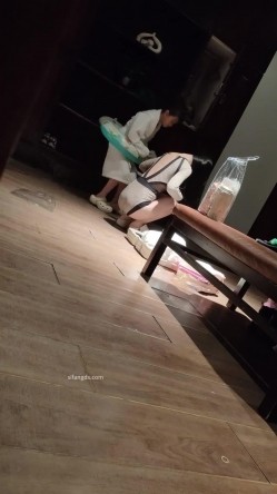 坑爹女主播【少女时代】潜入温泉洗浴会所更衣室偷拍浴客更衣超好身材少妇不遮掩袒露在外 截图5