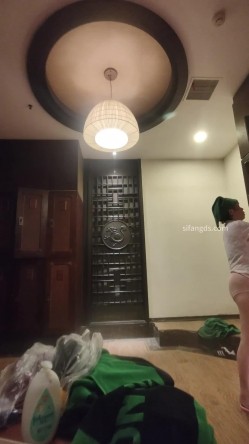 坑爹女主播【少女时代】潜入温泉洗浴会所更衣室偷拍浴客更衣超好身材少妇不遮掩袒露在外 截图9