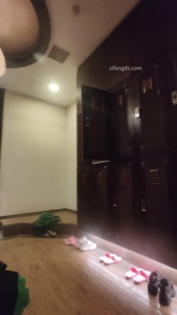 坑爹女主播【少女时代】潜入温泉洗浴会所更衣室偷拍浴客更衣超好身材少妇不遮掩袒露在外 截图10