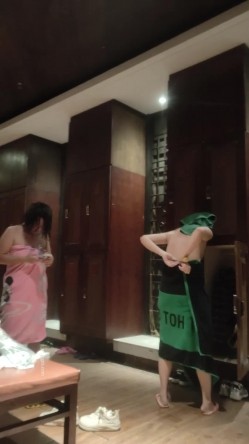 坑爹女主播【少女时代】潜入温泉洗浴会所更衣室偷拍浴客更衣超好身材少妇不遮掩袒露在外 截图13