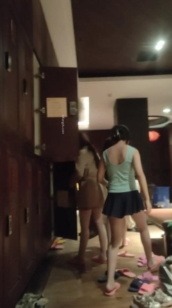 坑爹女主播【少女时代】潜入温泉洗浴会所更衣室偷拍浴客更衣超好身材少妇不遮掩袒露在外 截图16