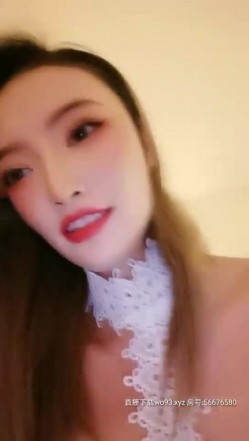 妖艳妹子【人间水蜜桃】和闺蜜一起玩双飞，大黑牛震动口交上位骑乘猛操 截图1
