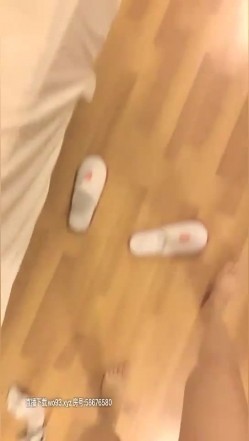妖艳妹子【人间水蜜桃】和闺蜜一起玩双飞，大黑牛震动口交上位骑乘猛操 截图6