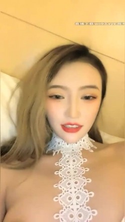 妖艳妹子【人间水蜜桃】和闺蜜一起玩双飞，大黑牛震动口交上位骑乘猛操 截图8