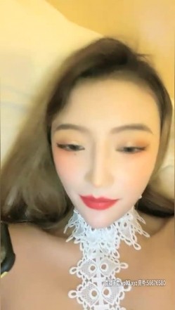 妖艳妹子【人间水蜜桃】和闺蜜一起玩双飞，大黑牛震动口交上位骑乘猛操 截图15