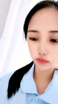 真实医院爆乳护士~【温柔小护士】颜值惊艳~病房 公厕露出，降薪后再创业，不得不说这个奶子真的不错 截图3