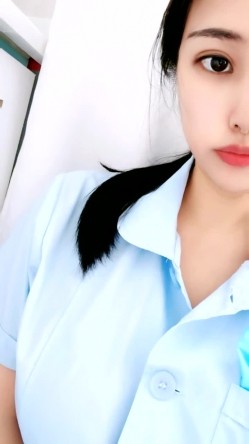 真实医院爆乳护士~【温柔小护士】颜值惊艳~病房 公厕露出，降薪后再创业，不得不说这个奶子真的不错 截图5