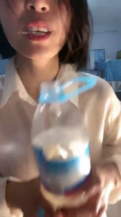 新人！御姐下海！好骚好漂亮~【兔子追乌龟】，牛仔裤小少妇，来了一段科目三，跳得不错，看得人瞬时秒硬！骚爆了！ 截图16