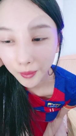 今日下海大学生小姐姐，170CM顶级美腿，情趣装足球宝贝，跪着翘起美臀，表情一脸淫荡，抬起双腿无毛肥穴，摆弄各种姿势 截图1