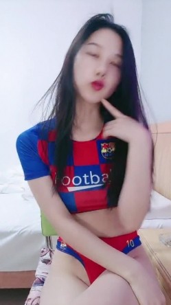 今日下海大学生小姐姐，170CM顶级美腿，情趣装足球宝贝，跪着翘起美臀，表情一脸淫荡，抬起双腿无毛肥穴，摆弄各种姿势 截图3