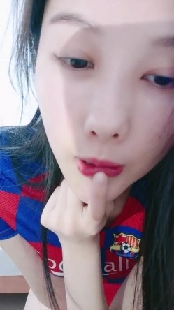 今日下海大学生小姐姐，170CM顶级美腿，情趣装足球宝贝，跪着翘起美臀，表情一脸淫荡，抬起双腿无毛肥穴，摆弄各种姿势 截图4