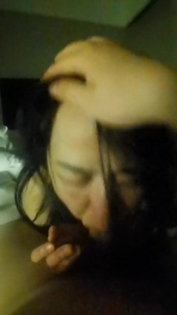 母狗露脸，深喉眼泪都呛出来了 截图1