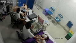 黑客破解医院妇科监控摄像头偷拍 男医生做B超阴超磨蹭温柔插入眼镜少妇不好意思看 截图1
