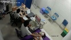 黑客破解医院妇科监控摄像头偷拍 男医生做B超阴超磨蹭温柔插入眼镜少妇不好意思看 截图2