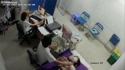 黑客破解医院妇科监控摄像头偷拍 男医生做B超阴超磨蹭温柔插入眼镜少妇不好意思看 截图4