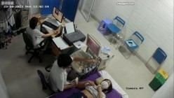 黑客破解医院妇科监控摄像头偷拍 男医生做B超阴超磨蹭温柔插入眼镜少妇不好意思看 截图5