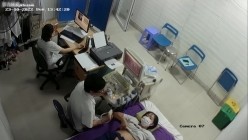 黑客破解医院妇科监控摄像头偷拍 男医生做B超阴超磨蹭温柔插入眼镜少妇不好意思看 截图6