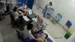 黑客破解医院妇科监控摄像头偷拍 男医生做B超阴超磨蹭温柔插入眼镜少妇不好意思看 截图11