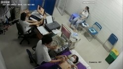 黑客破解医院妇科监控摄像头偷拍 男医生做B超阴超磨蹭温柔插入眼镜少妇不好意思看 截图13