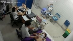 黑客破解医院妇科监控摄像头偷拍 男医生做B超阴超磨蹭温柔插入眼镜少妇不好意思看 截图15