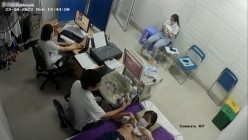 黑客破解医院妇科监控摄像头偷拍 男医生做B超阴超磨蹭温柔插入眼镜少妇不好意思看 截图16