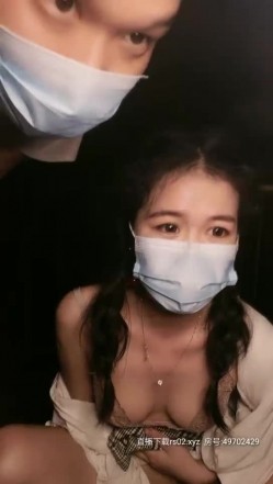 【校花学妹初下海】扎着两个辫子颜值不错妹子，户外野战口交后入抽插，抬腿栏杆上操呻吟娇喘 截图3