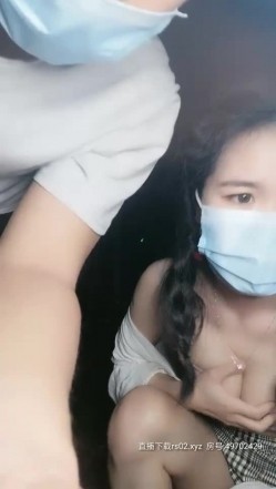 【校花学妹初下海】扎着两个辫子颜值不错妹子，户外野战口交后入抽插，抬腿栏杆上操呻吟娇喘 截图4